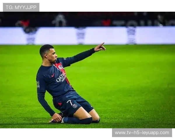 巴黎圣日耳曼右路进攻演练：姆巴佩练习低平传中与插上